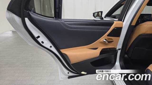 Lexus ES300h 2025 — ფოტო 2/34