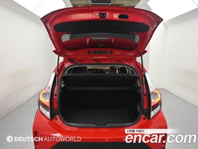 Toyota Prius C 2020 — Şəkil 19/20