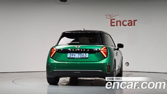 Mini Cooper Electric 2024 — ფოტო 32/35