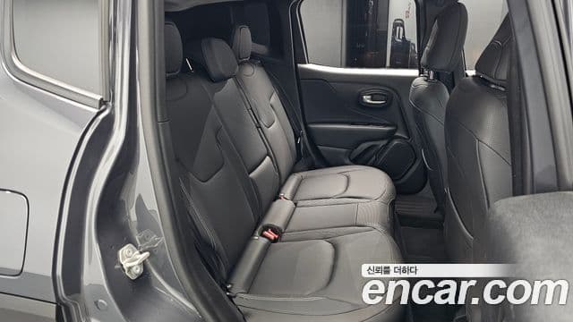 Jeep Renegade 2023 — Фото 12/20