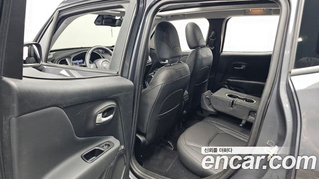 Jeep Renegade 2023 — Şəkil 17/38
