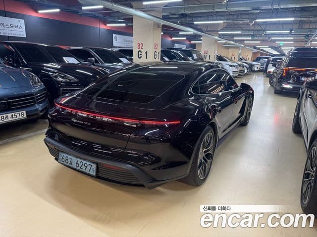 Porsche Taycan 2022 — ფოტო 11/20