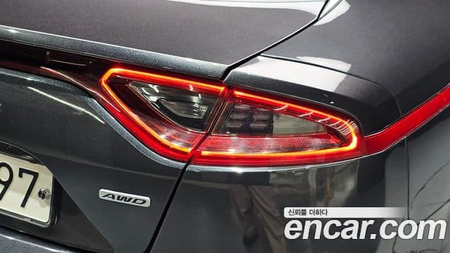 Kia Stinger 2018 — Şəkil 16/37