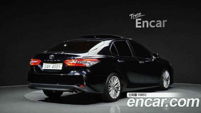 Toyota Camry 2018 — Фото 2/20