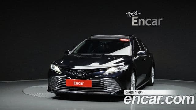Toyota Camry 2018 — Фото 3/20