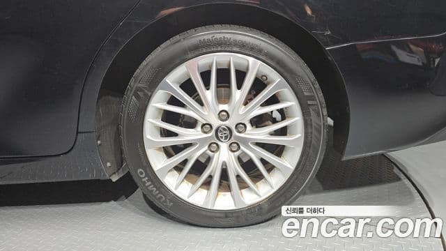 Toyota Camry 2018 — Şəkil 18/33