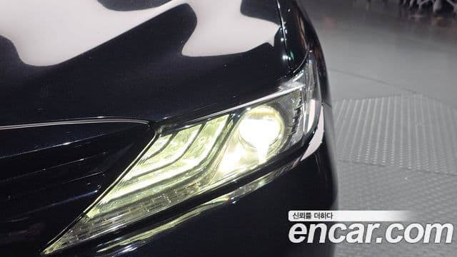 Toyota Camry 2018 — Şəkil 10/33