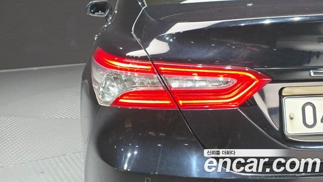 Toyota Camry 2018 — Şəkil 23/33
