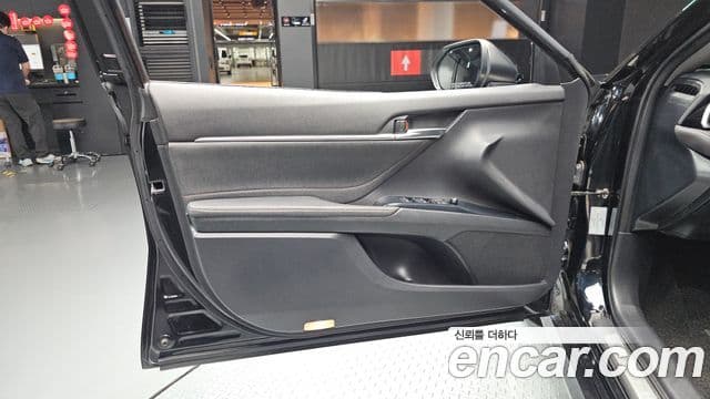 Toyota Camry 2018 — Şəkil 33/33