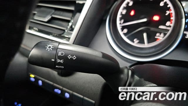 Toyota Camry 2018 — Şəkil 17/33
