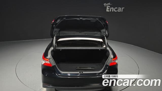 Toyota Camry 2018 — Şəkil 30/33