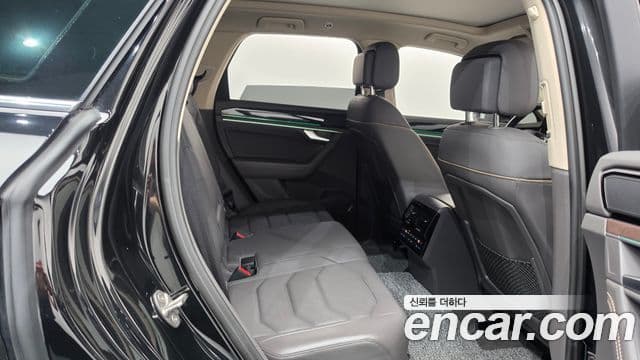 Volkswagen Touareg 2023 — Şəkil 23/37