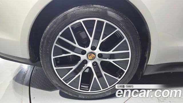 Porsche Taycan 2022 — Photo 2/36