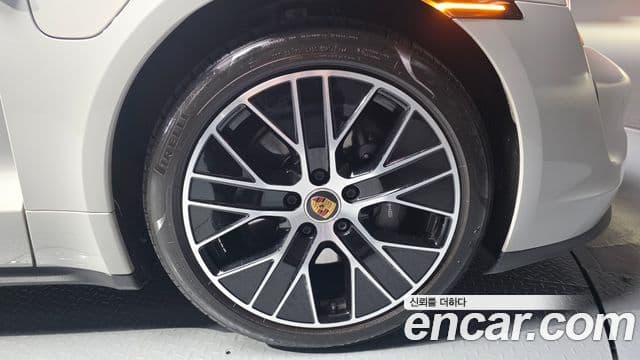 Porsche Taycan 2022 — Photo 27/36