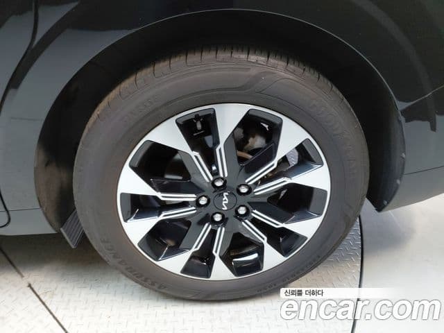 Kia Carnival 2022 — ფოტო 28/31