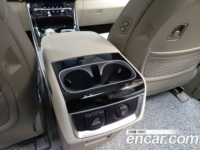 Kia Carnival 2022 — ფოტო 8/31