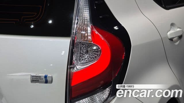 Toyota Prius C 2019 — Şəkil 10/35