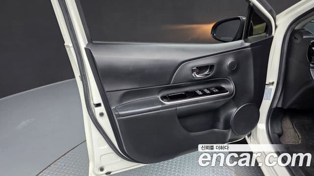Toyota Prius C 2019 — Şəkil 27/35