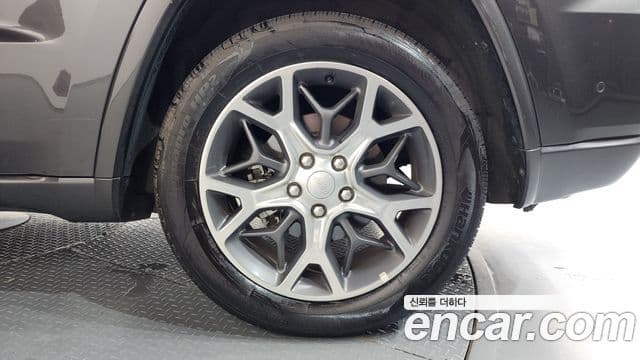 Jeep Grand Cherokee 2019 — ფოტო 19/36