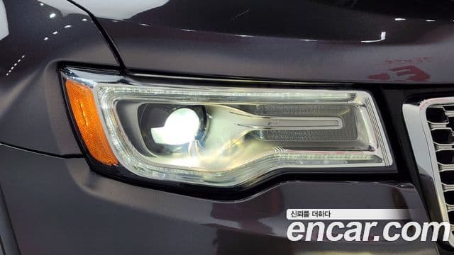 Jeep Grand Cherokee 2019 — ფოტო 8/36