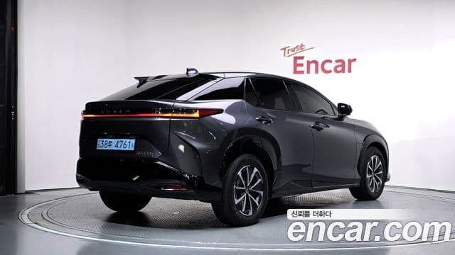 Lexus RZ450e 2023 — Photo 20/32