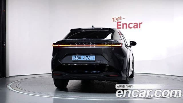 Lexus RZ450e 2023 — Photo 8/32