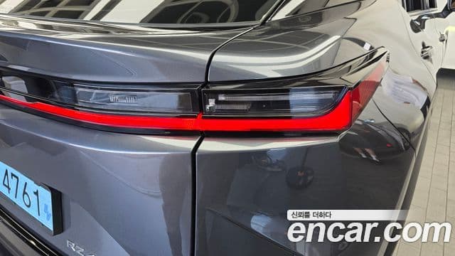 Lexus RZ450e 2023 — Photo 18/32