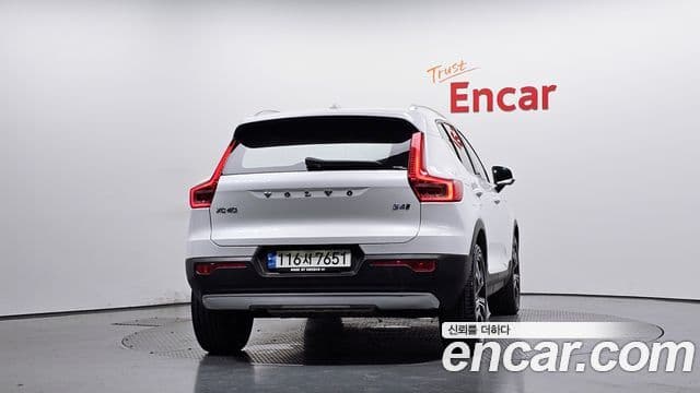 Volvo XC40 2021 — Фото 4/20