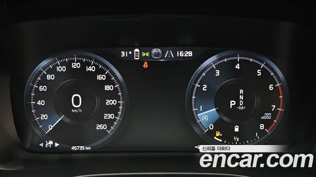 Volvo XC40 2021 — Фото 8/20