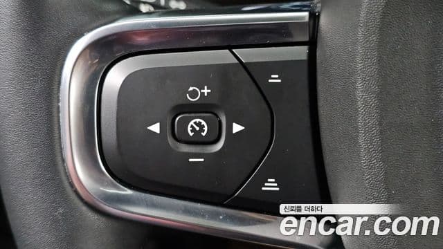 Volvo XC40 2021 — Фото 18/20