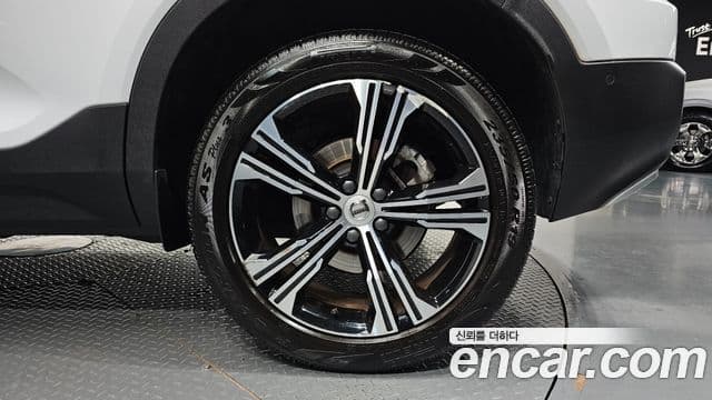 Volvo XC40 2021 — Şəkil 13/35