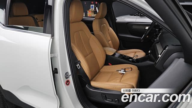 Volvo XC40 2021 — Şəkil 18/35