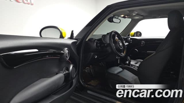 Mini Cooper Electric 2022 — ფოტო 16/31