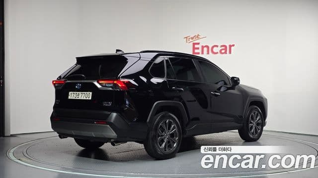 Toyota RAV4 2023 — ფოტო 7/33