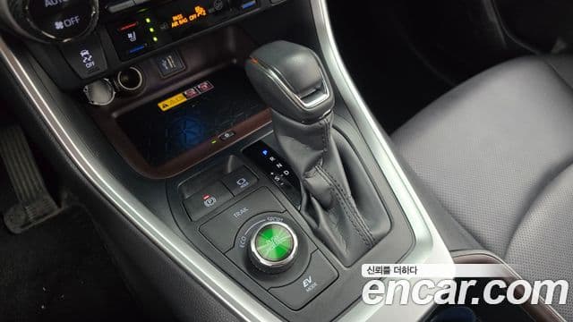 Toyota RAV4 2023 — ფოტო 19/33