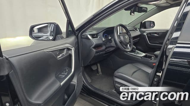 Toyota RAV4 2023 — ფოტო 29/33