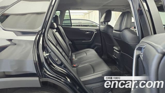 Toyota RAV4 2023 — ფოტო 8/33