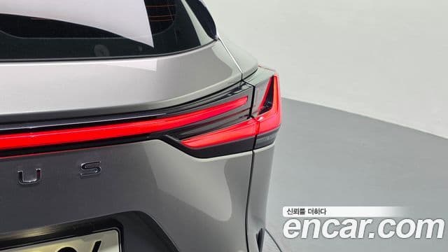 Lexus NX350h 2023 — Photo 24/33