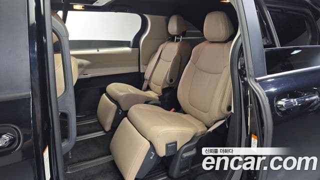 Toyota Sienna 2023 — ფოტო 31/35