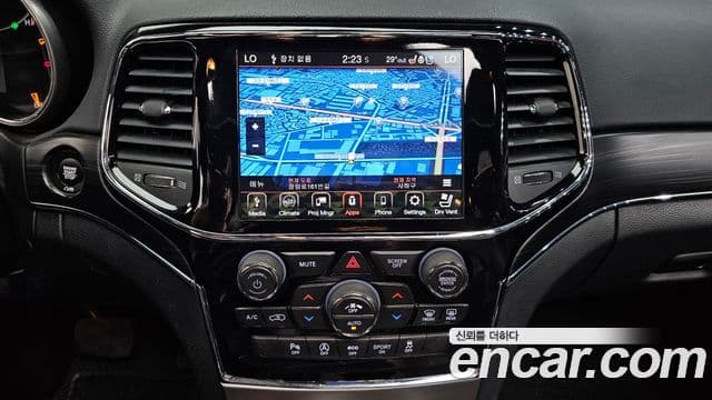 Jeep Grand Cherokee 2019 — Фото 14/20