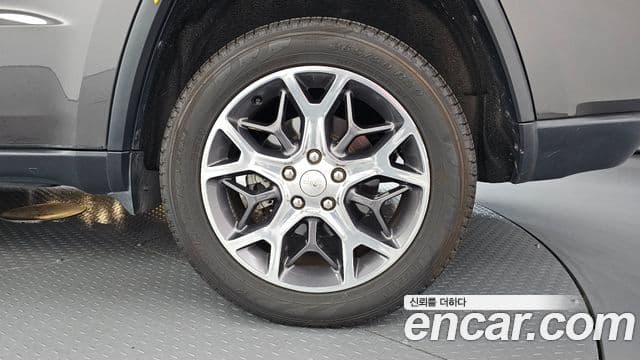 Jeep Grand Cherokee 2019 — Şəkil 9/34