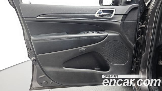 Jeep Grand Cherokee 2019 — Şəkil 24/34