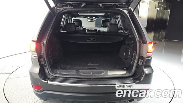 Jeep Grand Cherokee 2019 — Şəkil 13/34