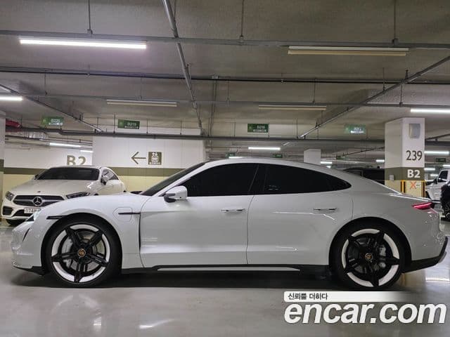 Porsche Taycan 2022 — Photo 13/19