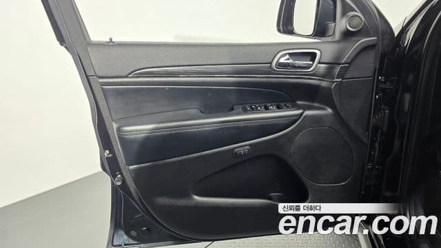 Jeep Grand Cherokee 2020 — Şəkil 13/31