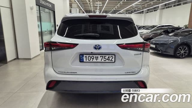 Toyota Highlander 2023 — ფოტო 13/20