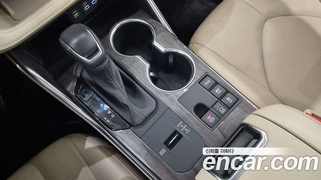 Toyota Highlander 2023 — ფოტო 19/20