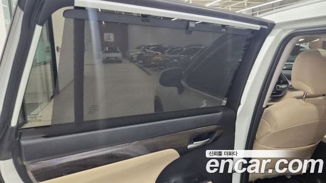 Toyota Highlander 2023 — ფოტო 17/20