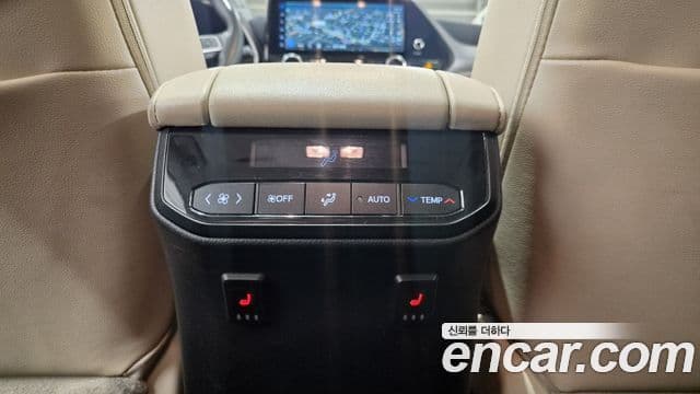 Toyota Highlander 2023 — ფოტო 14/20