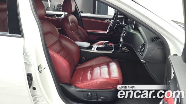 Kia Stinger 2020 — Şəkil 28/32